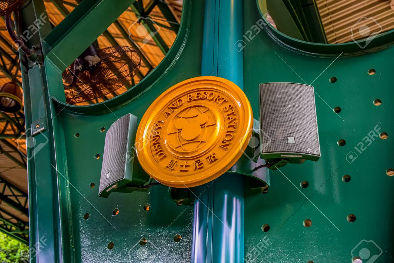 香港ディズニーランド 香港ディズニーランド ラベル プレートのテーマパークの前に鉄道駅で の写真素材 画像素材 Image