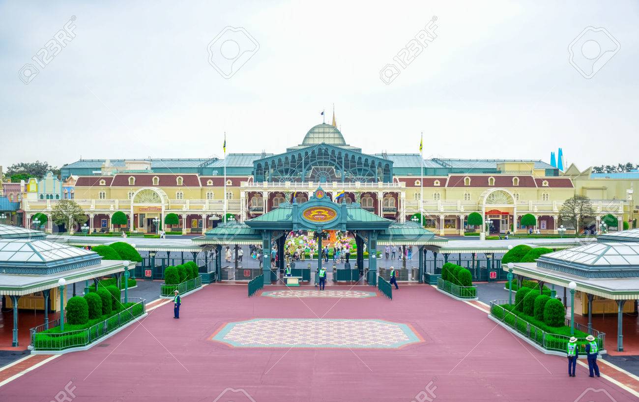 Chiba Japan Tokyo Disneyland Main Entrance Urayasu Chiba Stock Photo Picture And Royalty Free Image Image