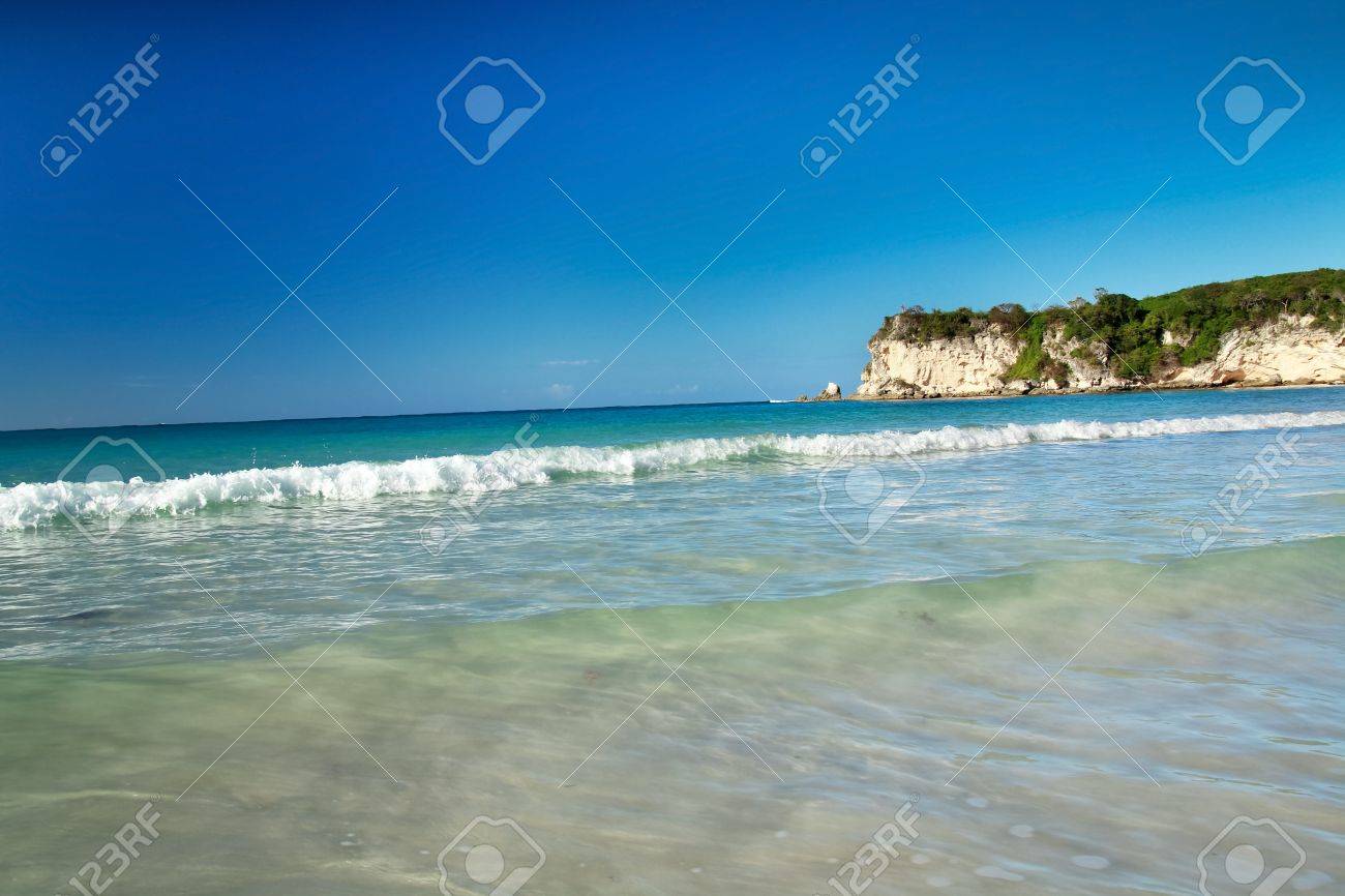 サーフィン波 マカオとカリブ海のビーチ の写真素材 画像素材 Image