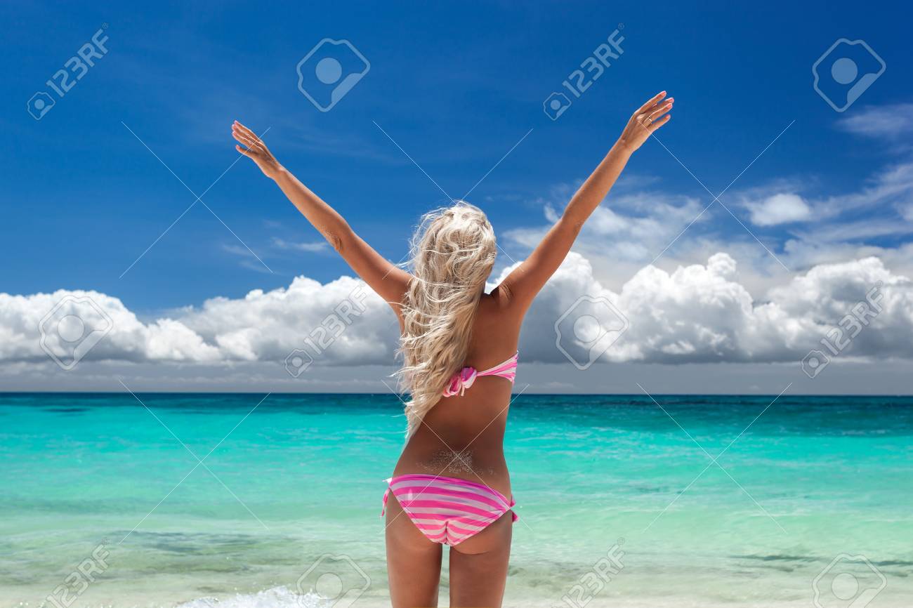 熱帯のビーチ フィリピン ボラカイ島に両腕を広げてとビキニの女性 の写真素材 画像素材 Image 36476089