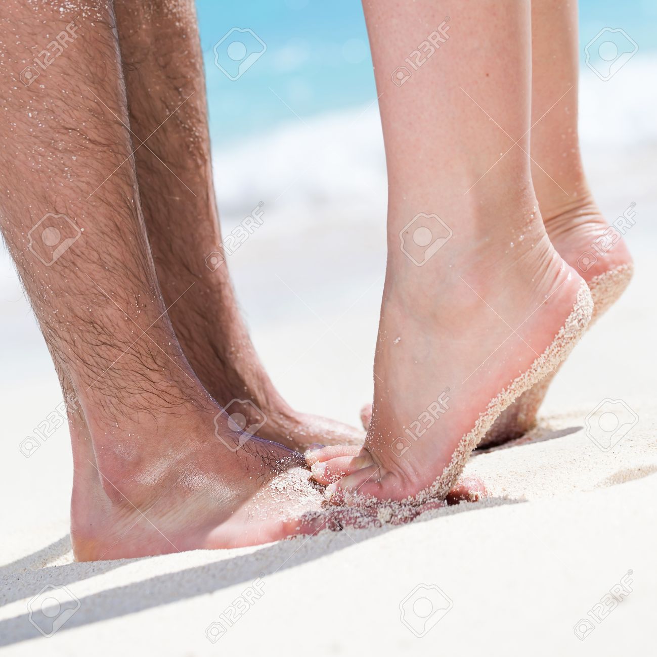 Resultado de imagem para mulher em pontas dos pés a beijar