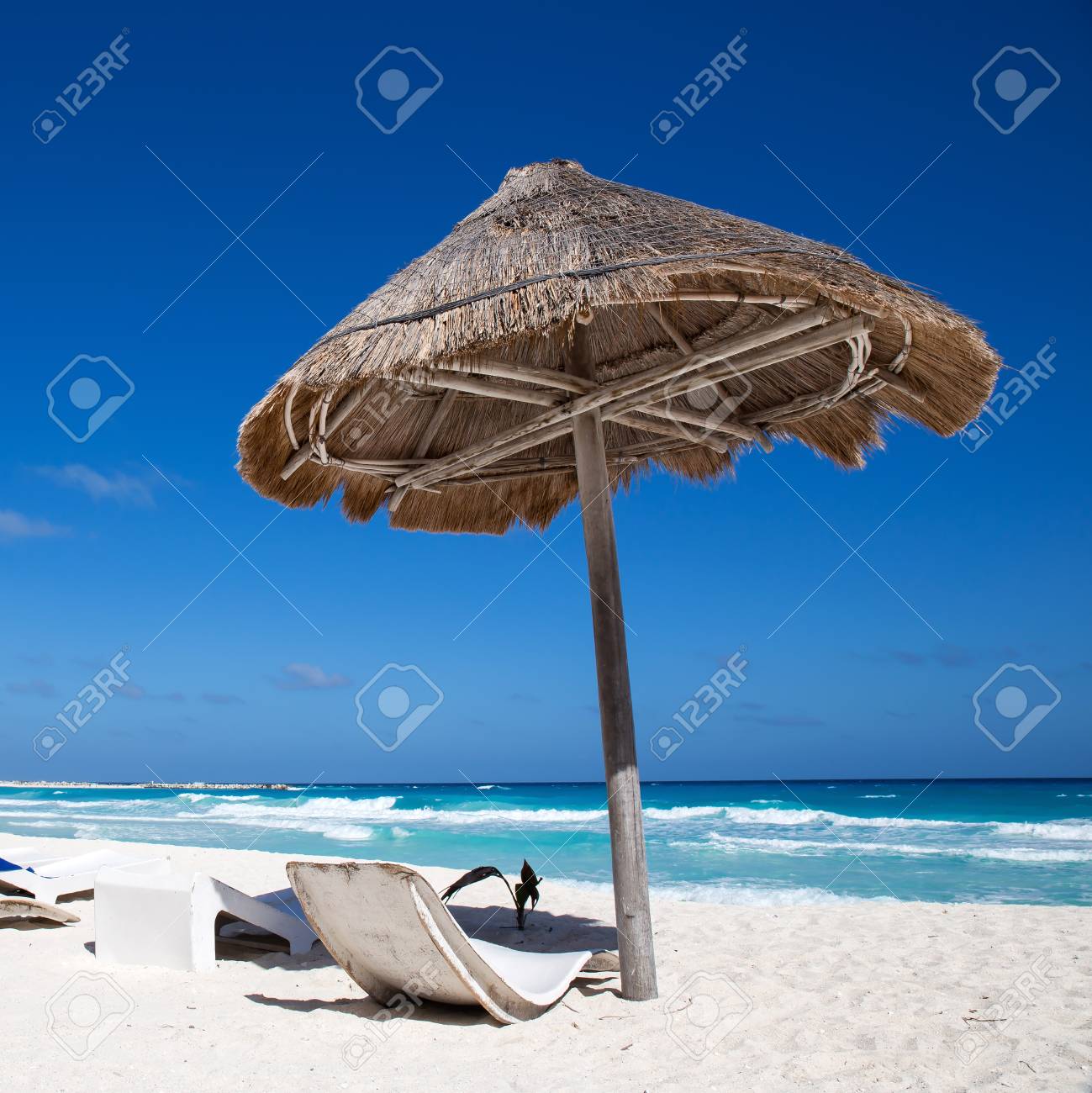 草パラソル木製ビーチ ベッドとカリブ海の海岸線 休暇の概念 の写真素材 画像素材 Image 草パラソル木製ビーチ ベッドとカリブ海の海岸線 休暇の概念 の写真素材 画像素材 Image