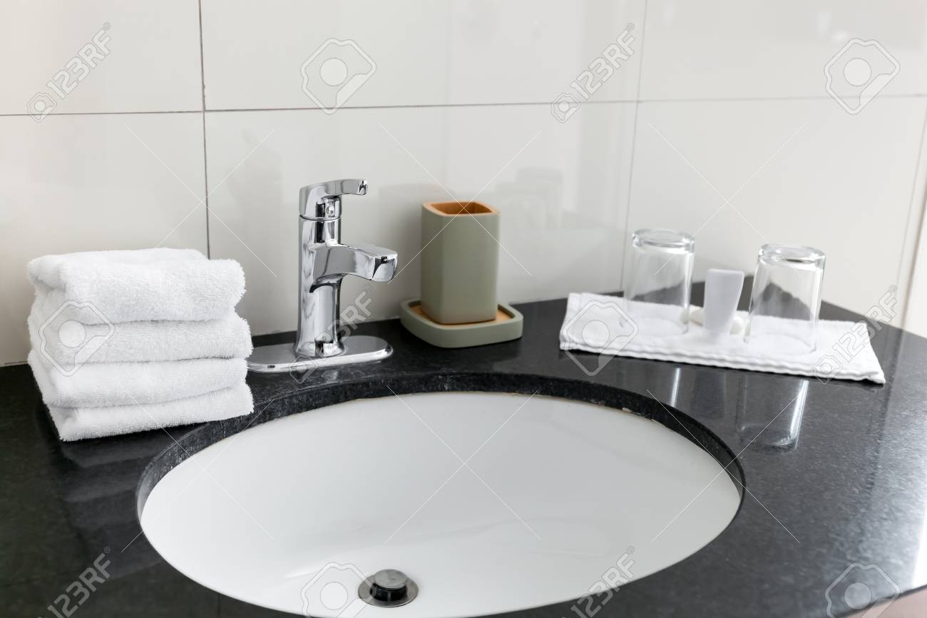 Badezimmerwanne Am Restroom Rücksortierunginnenraum Lizenzfreie ... Badezimmerwanne Am Restroom Rücksortierunginnenraum Lizenzfreie ...