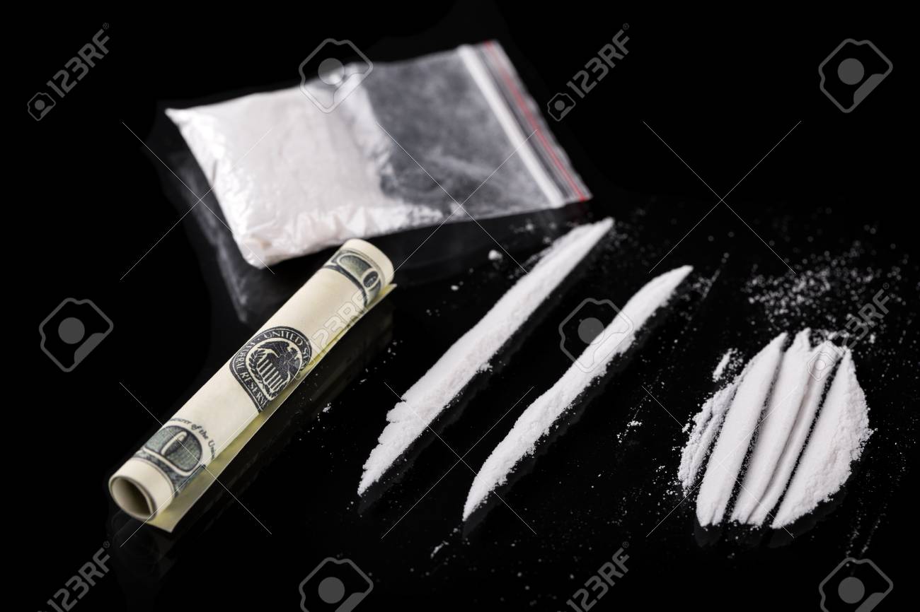 Gerollt Hundert Dollar Banknote Zwei Zeilen Und Kunststoff Packchen Kokain Auf Schwarzem Hintergrund Grossansicht Lizenzfreie Fotos Bilder Und Stock Fotografie Image 70747887