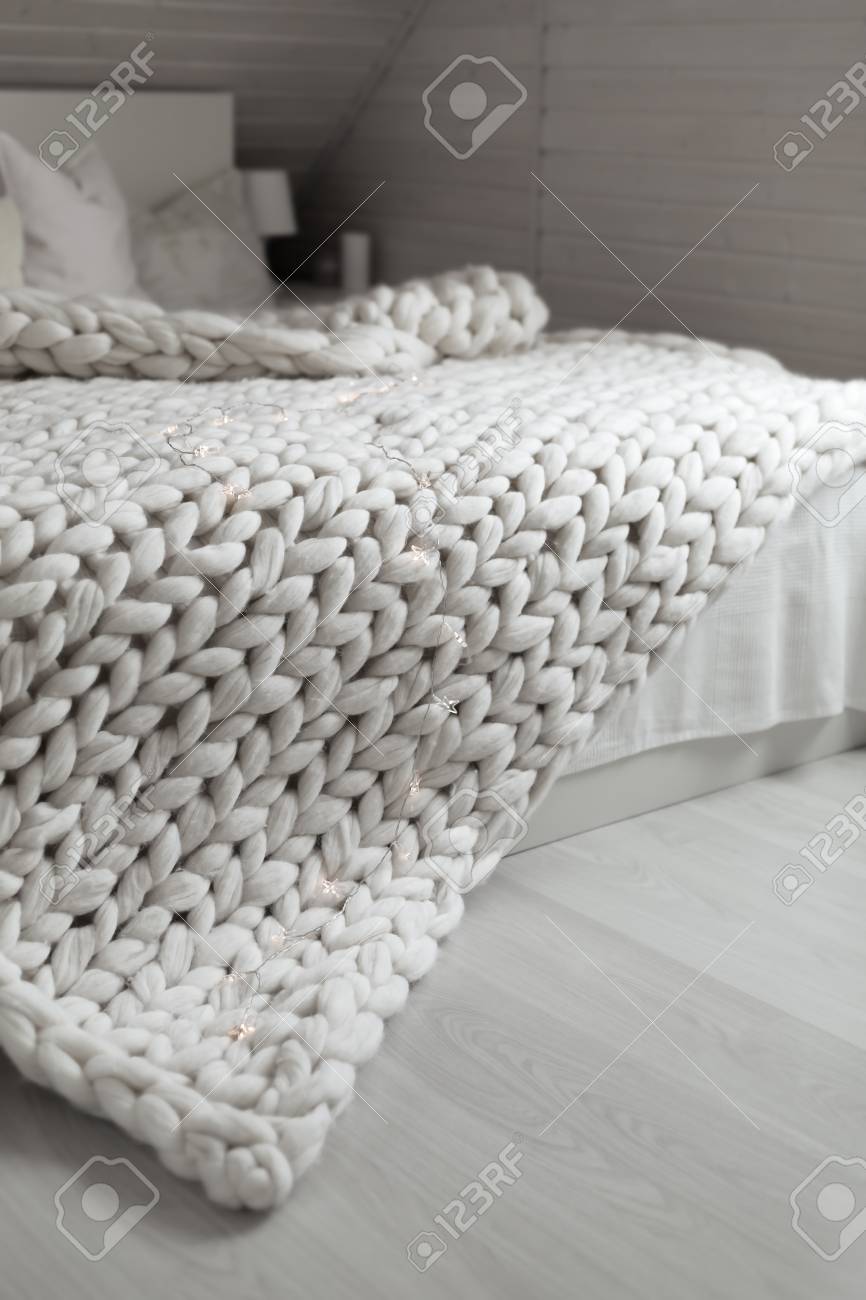 Intérieur Confortable De Chambre Scandinave Blanche. Belle Toile De ... Intérieur Confortable De Chambre Scandinave Blanche. Belle Toile De ...
