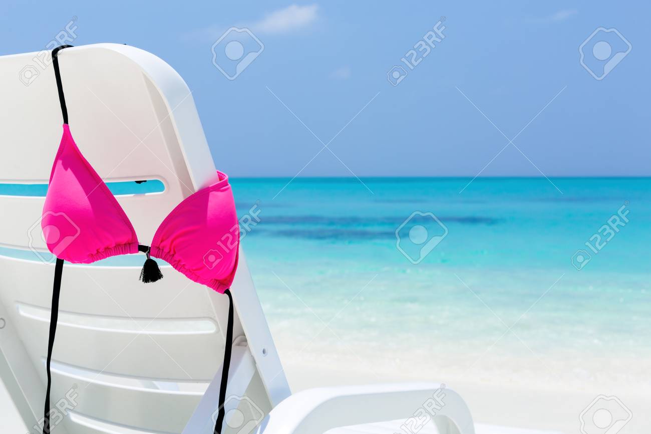 Maillot De Bain Femme Rose Suspendu à La Chaise Longue Plage Blanche Avec Fond De Mer Carte De Destination De Voyage Personne