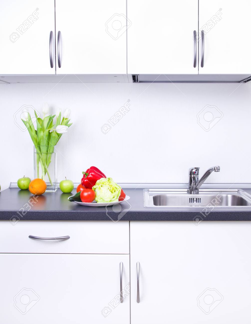 白いキッチンインテリアのビーガンフード の写真素材 画像素材 Image