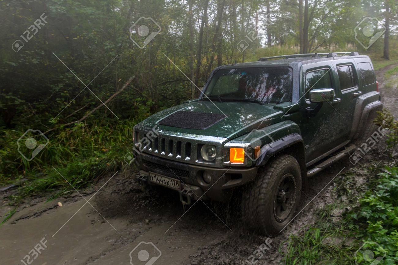 86018338-09-09-2017-regi%C3%B3n-de-leningrado-rusia-hummer-h3-todoterreno-hummer-h3-es-un-suv-compacto-fabricado-por-.jpg