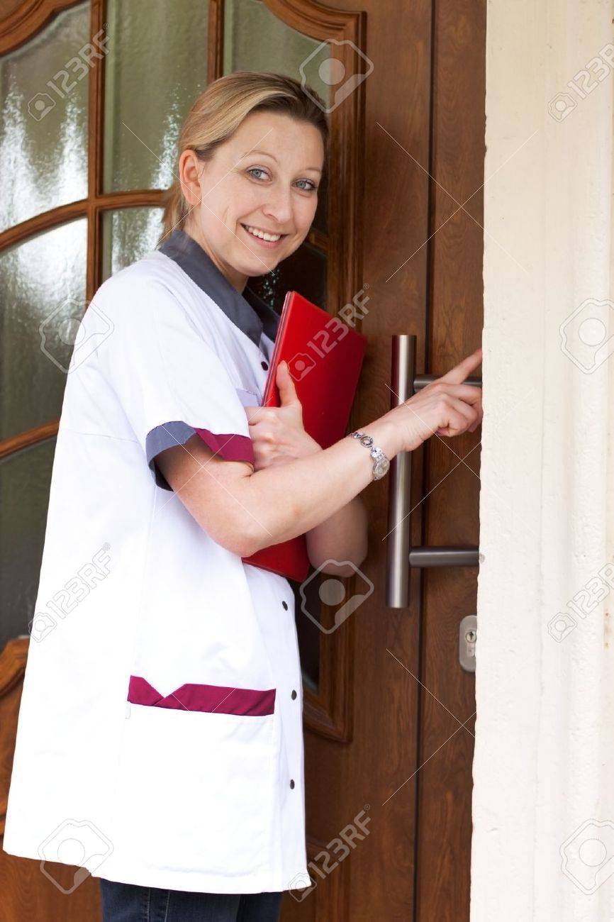 Врач за дверью. Не открыл дверь врачу. Возле кабинета врача. Цитаты про поликлинику. Не открывай незнакомым людям.