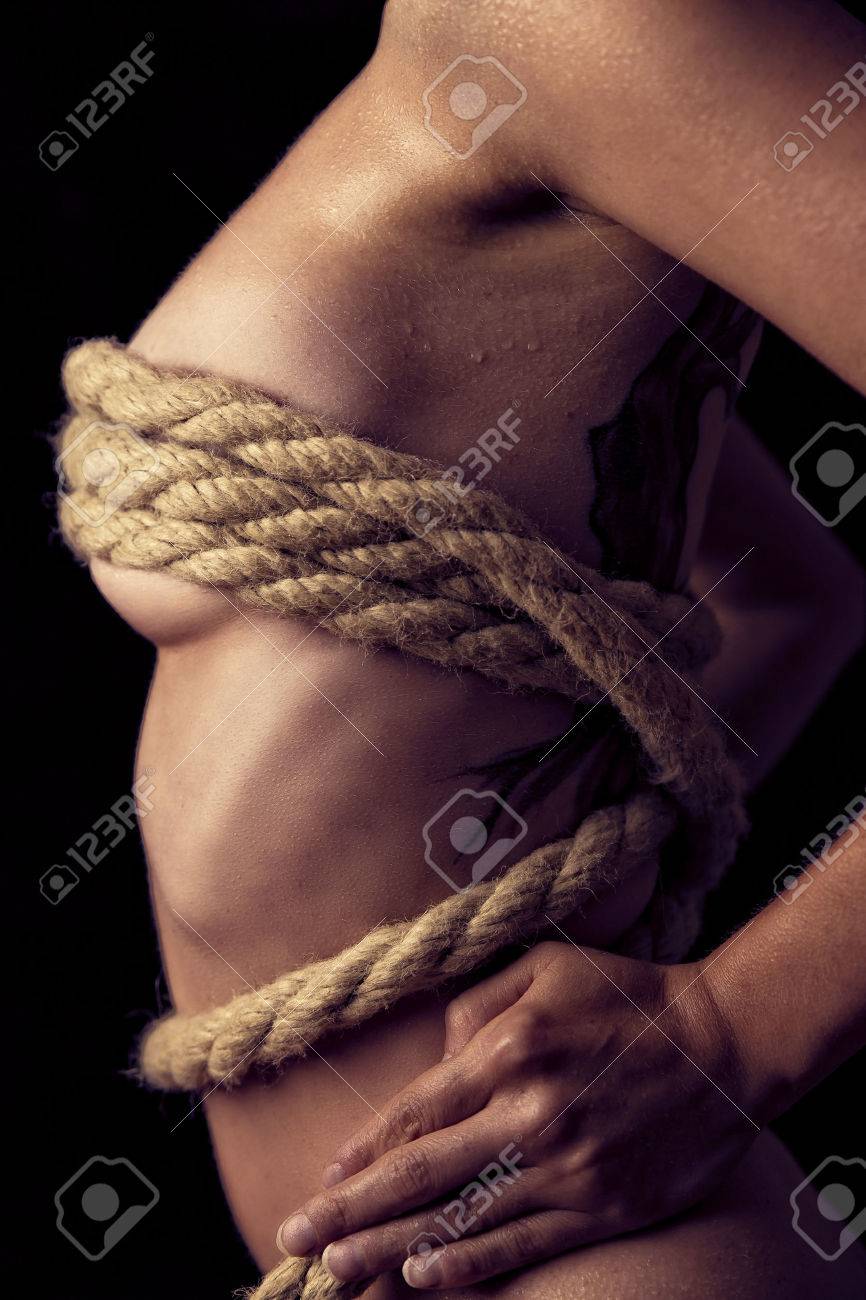 Hermoso Cuerpo Femenino Desnudo Filtrada Vendimia Está Delimitada Con Una  Cuerda Fotos, retratos, imágenes y fotografía de archivo libres de derecho.  Image 33848849