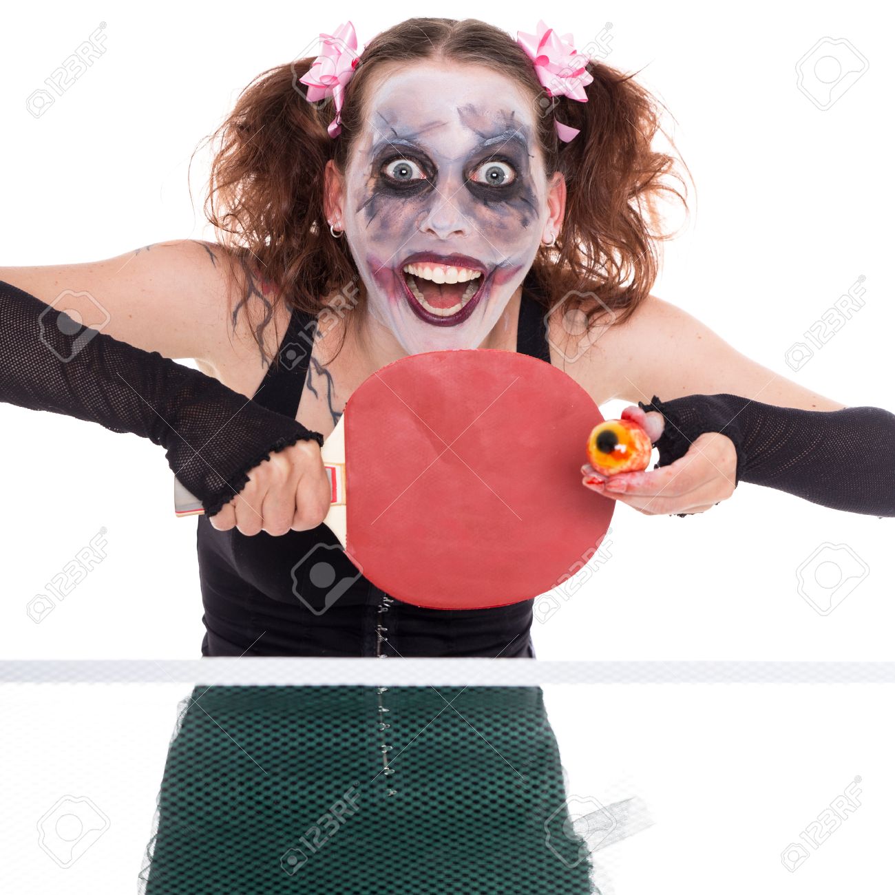 怖い女性ピエロは目でピンポンをプレイします の写真素材 画像素材 Image