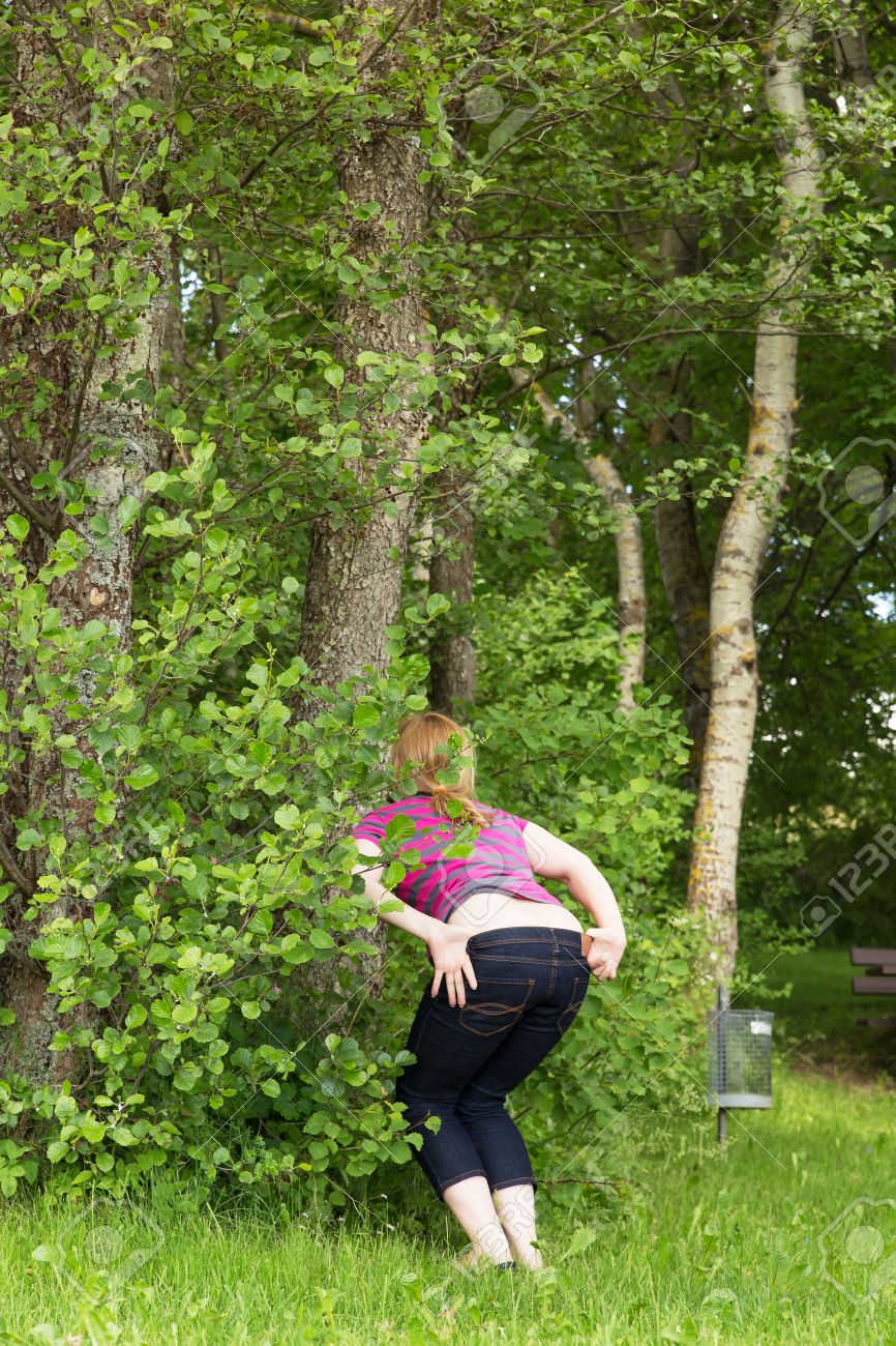 Outdoor pissing women