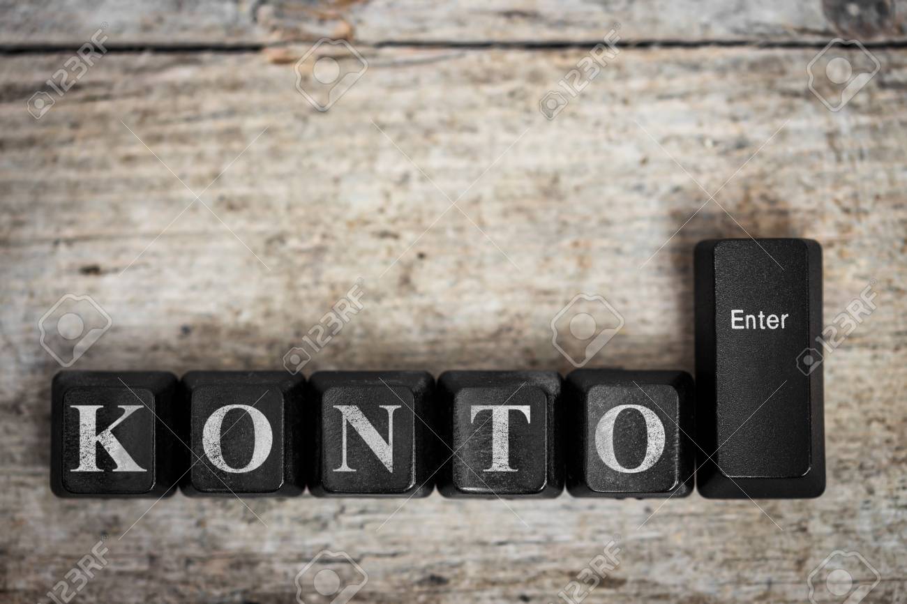 Konto アカウント 概念を意味するドイツ語の単語の木製テーブルの上のキー の写真素材 画像素材 Image