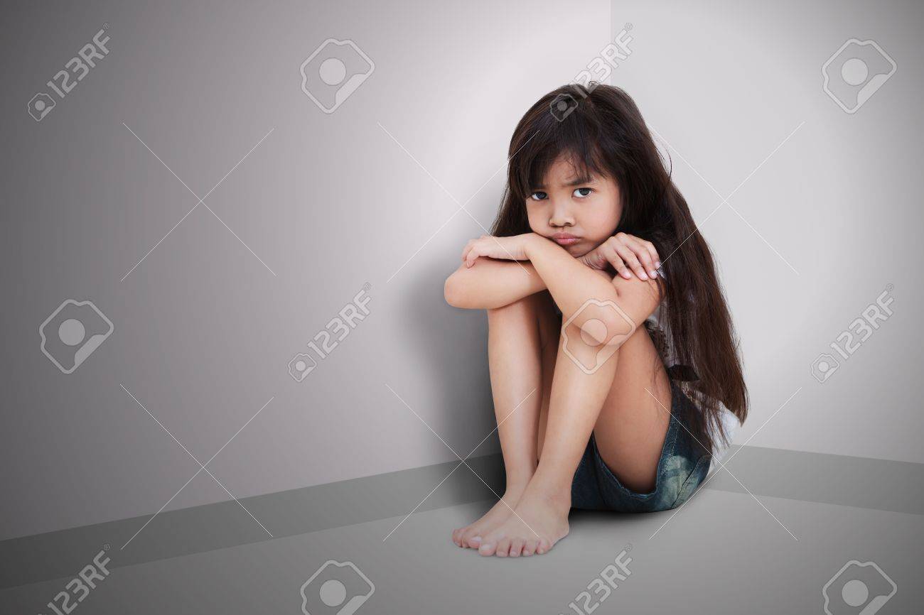 床に座って悲しい少女 の写真素材 画像素材 Image