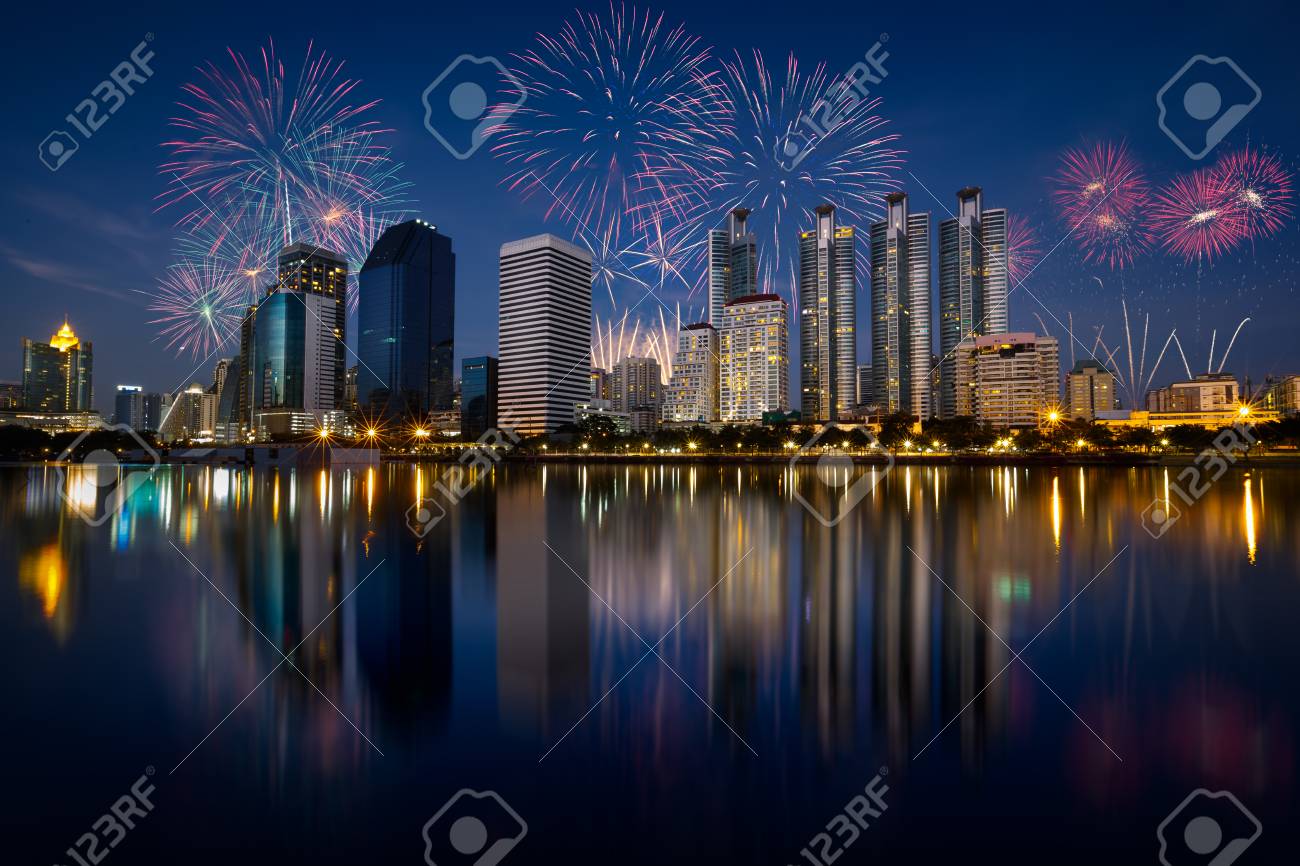 夜景とタイのバンコクで花火 の写真素材 画像素材 Image