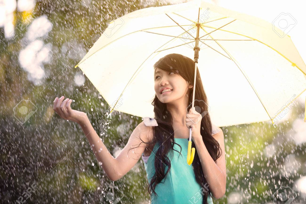 傘と雨の中ではかなり若いアジアの女の子 の写真素材 画像素材 Image