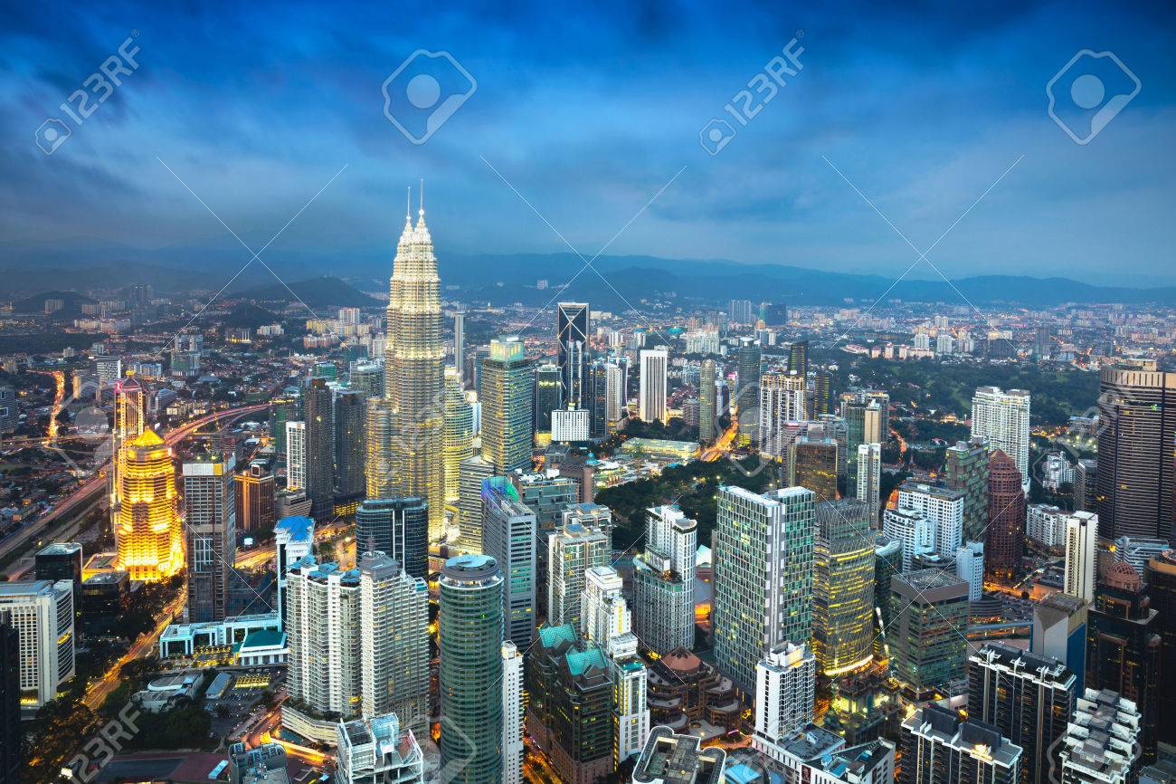 夕暮れ時 クアラルンプール クアラルンプール都市スカイラインがマレーシアの首都 クアラルンプール マレーシアのビジネス地区です の写真素材 画像素材 Image