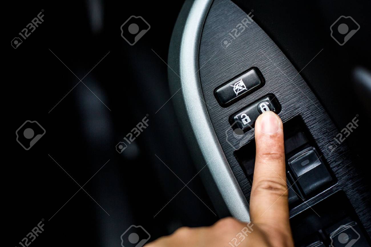 車のドアの指プッシュ ロック ボタン の写真素材 画像素材 Image