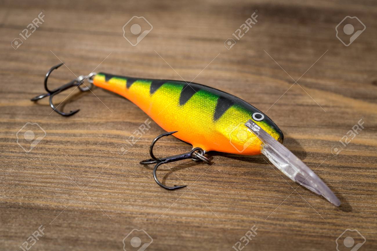 スプーン餌 ルアー タックル ハエをキャッチまたはデッキ木材の背景の捕食魚を釣りの激怒 の写真素材 画像素材 Image