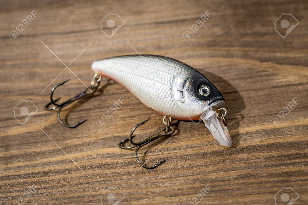 スプーン餌 ルアー タックル ハエをキャッチまたはデッキ木材の背景の捕食魚を釣りの激怒 の写真素材 画像素材 Image