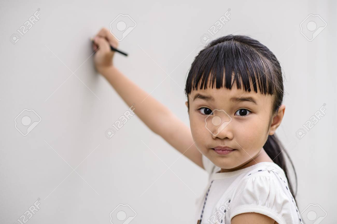 Enfant Avec Une Humeur Surprise En Écrivant Sur Le Mur Banque D'images Et  Photos Libres De Droits. Image 46063226.