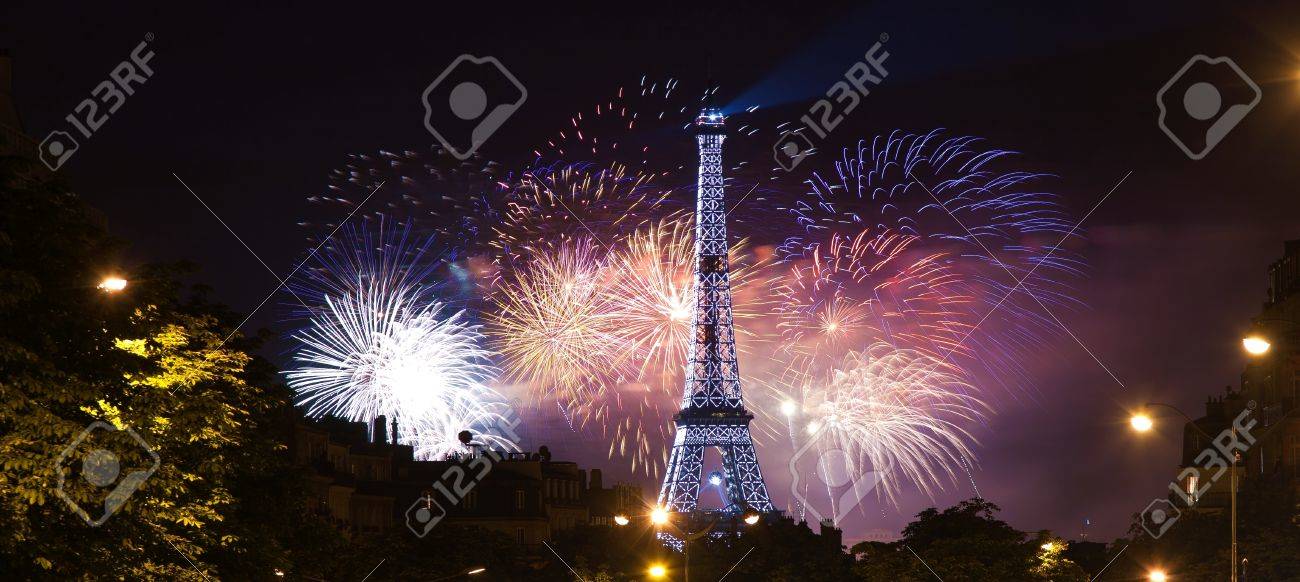 フランス革命記念日の花火でパリ フランス 12 年 7 月 14 日 エッフェル塔の夜景 の写真素材 画像素材 Image