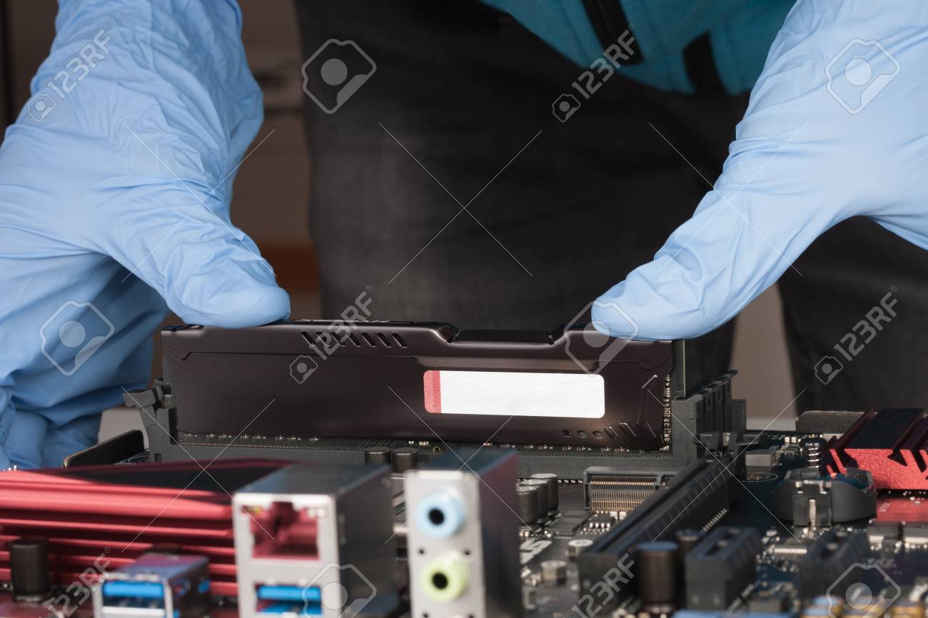 マザーボード上のスロットに Ram Ddr4 メモリ モジュールを装着する手袋で男の手のクローズ アップ の写真素材 画像素材 Image 73596067