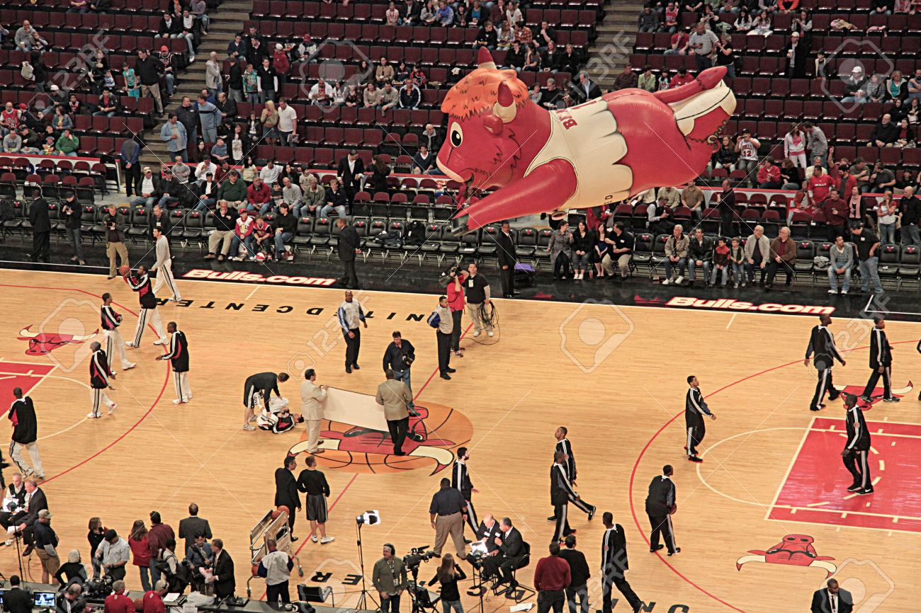 ベニー ブル ベニー プロバスケット ボール Nba ユナイテッド センター シカゴ アメリカ合衆国 09 年 4 月 11 日に撮影したホバリングのシカゴ ブルズの公式マスコットとしてよく知られているの膨脹可能な気球 の写真素材 画像素材 Image
