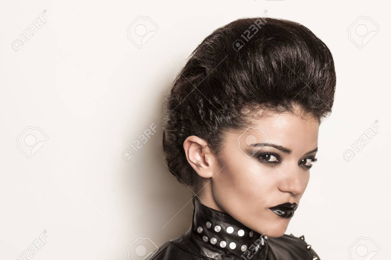 Belle Fille De Rocker Avec Rouge à Lèvres Noir Vêtu Dune Veste En Cuir