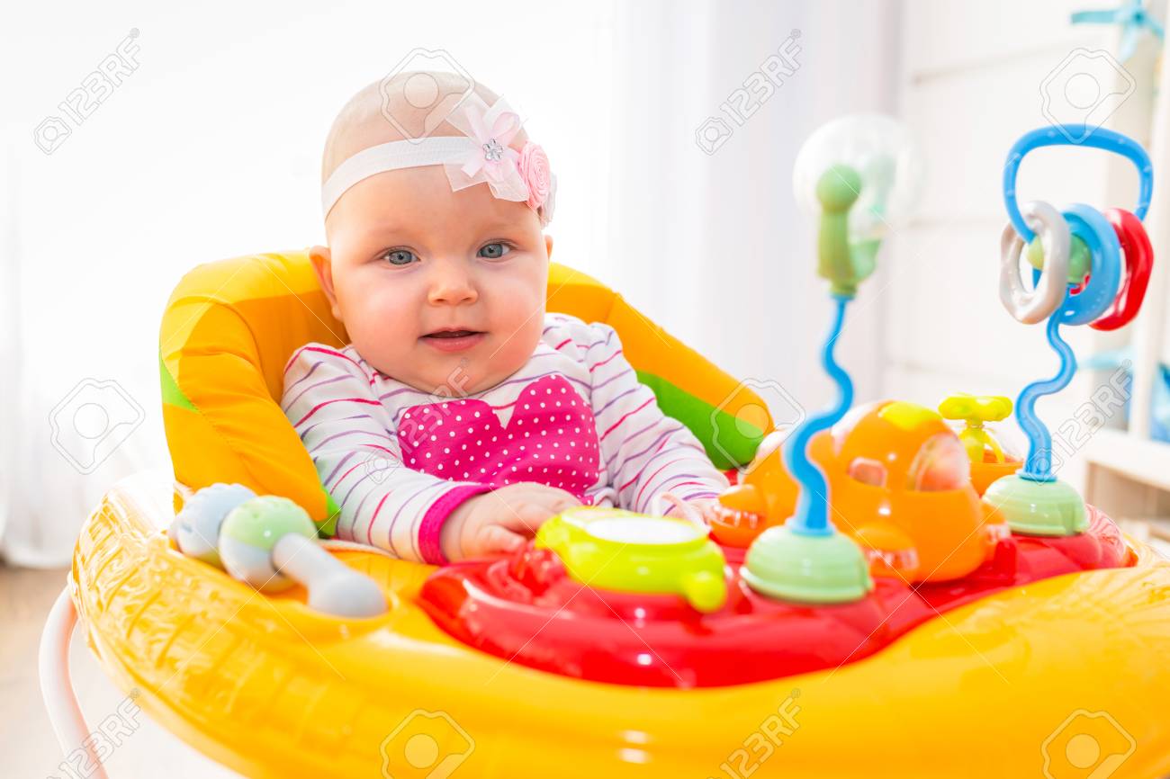 赤ちゃん歩行器の女の子の最初のステップ の写真素材 画像素材 Image 赤ちゃん歩行器の女の子の最初のステップ の写真素材 画像素材 Image