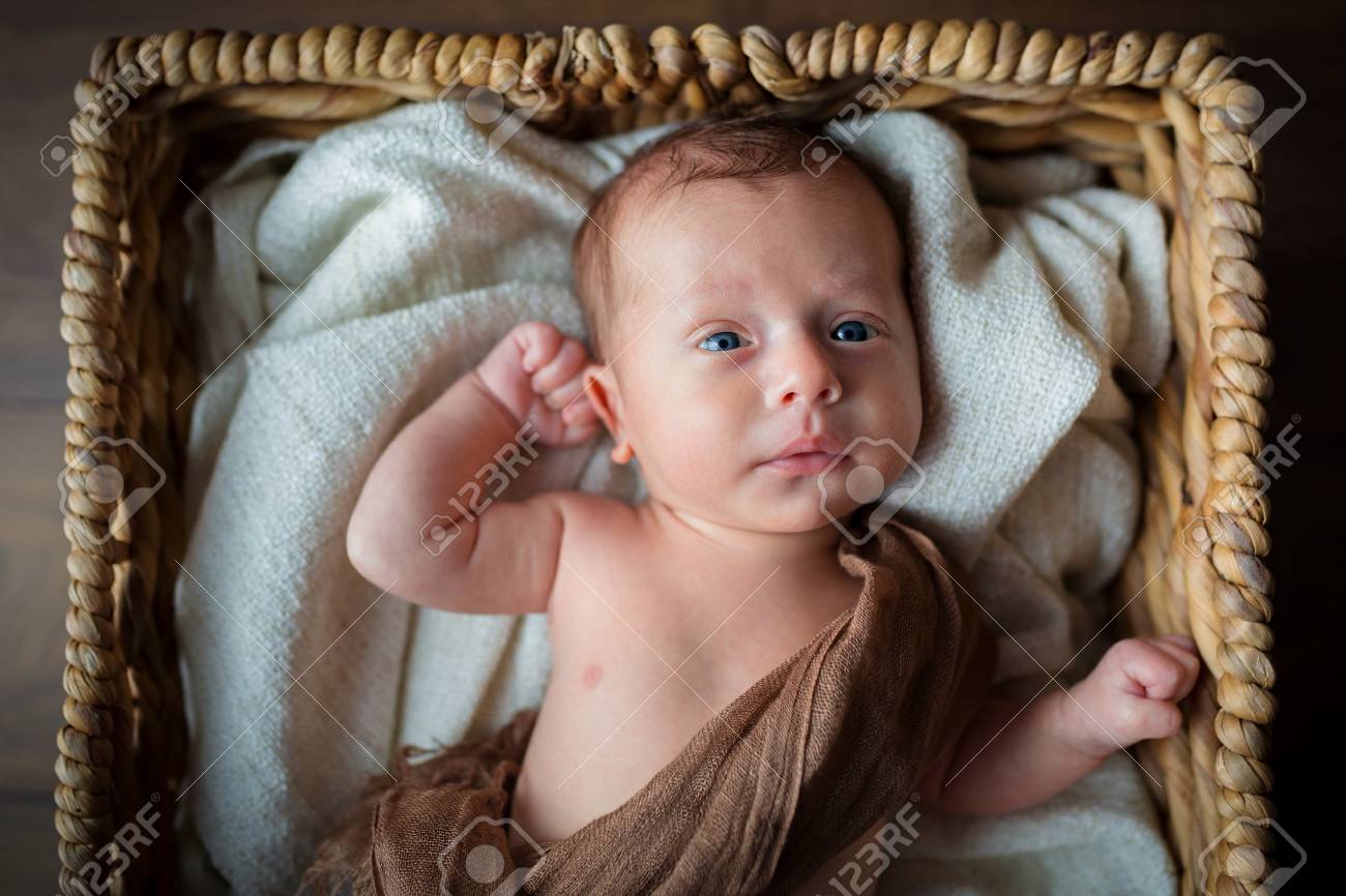 Nouveau Ne Bebe Couche Dans Le Panier D Osier Banque D Images Et Photos Libres De Droits Image