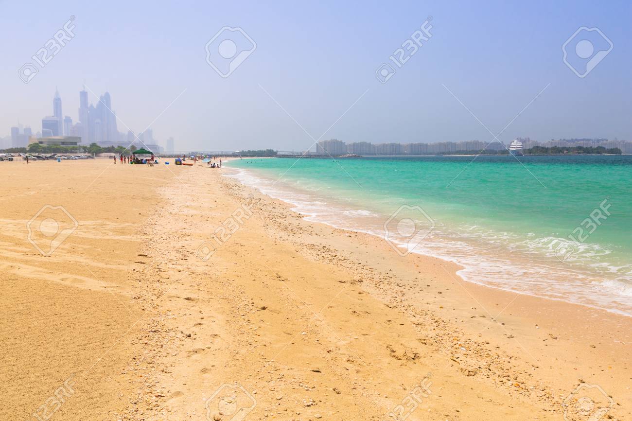 Dubai Emirati Arabi Uniti 1 Aprile 2014 Persone Sulla Spiaggia Di Jumeirah A Dubai Emirati Arabi Uniti Jumeirah Beach è Una Spiaggia Di Sabbia