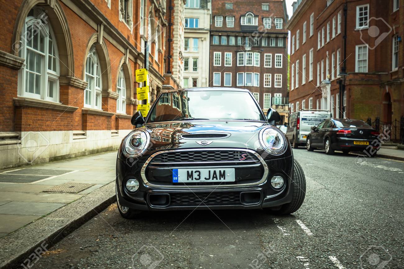 ロンドン イギリス 16 年 5 月 14 日 ミニ クーパー S はロンドンの路上駐車 ミニ クーパー S は Bmw 社 英国で非常に人気のあるクラシックの英国車の現代版です の写真素材 画像素材 Image