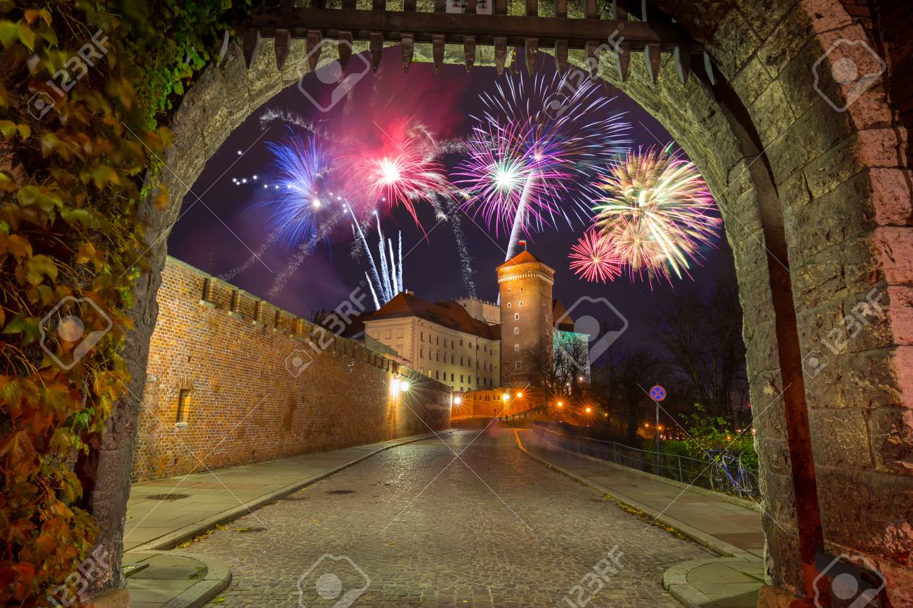 クラクフ ポーランドで新年の花火大会 の写真素材 画像素材 Image