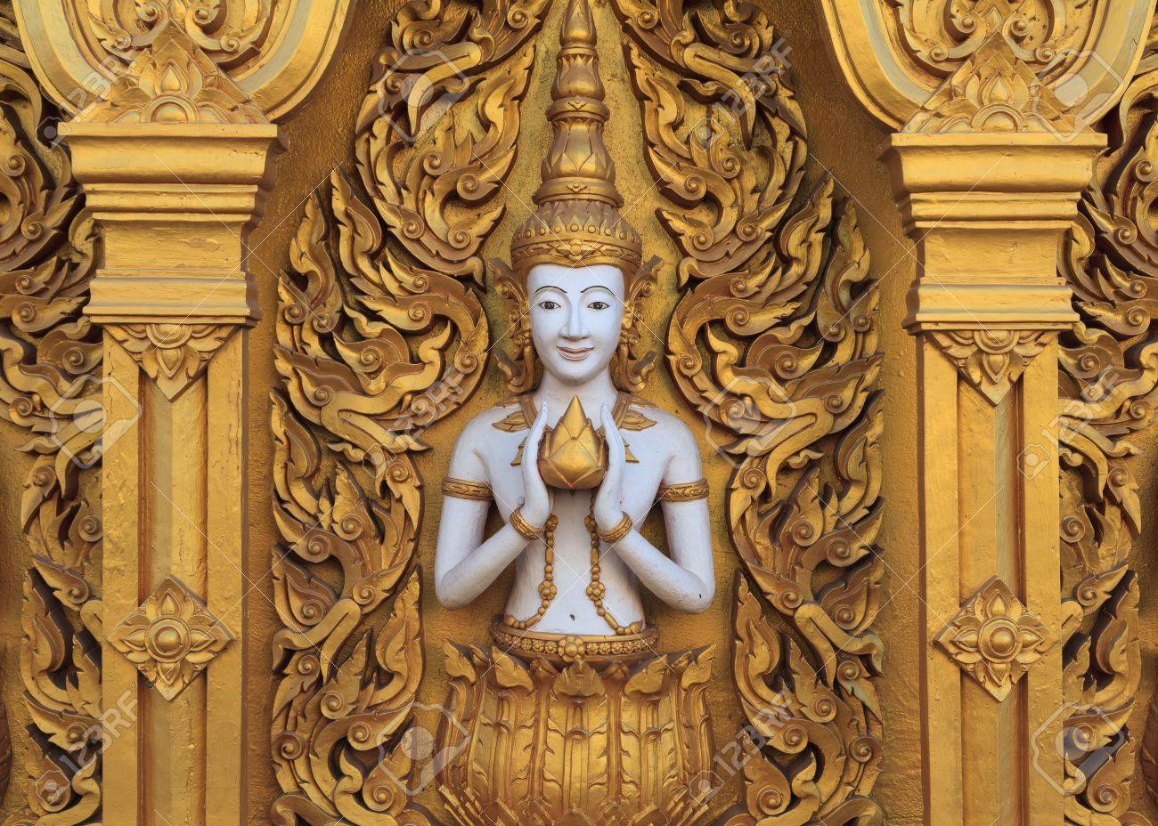 La Escultura De La Deidad En La Pared De Un Templo En Tailandia