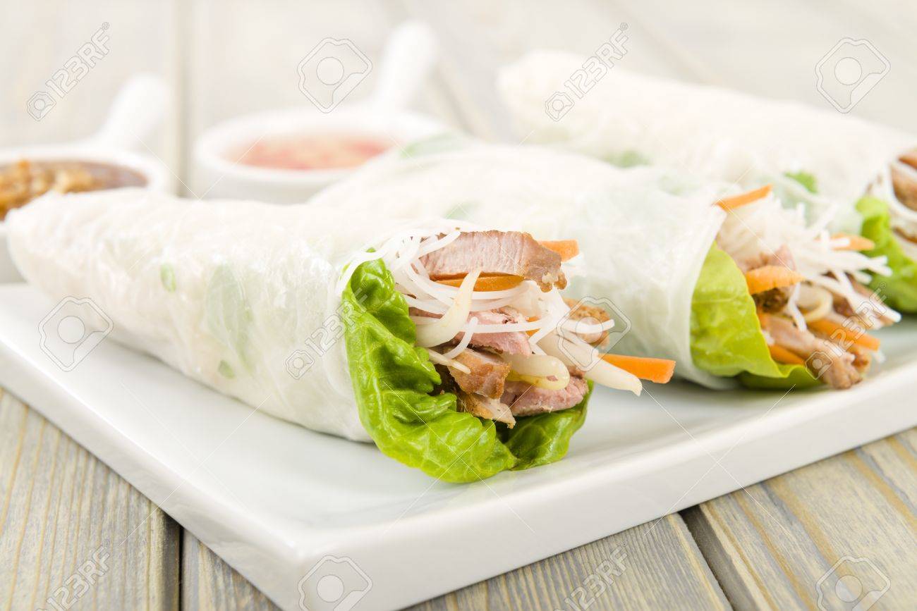 ゴイ ベトナムの新鮮な夏野菜と海老 豚肉 ハーブ ビーフン役立った海鮮醤とピーナッツ ソースのディップと Nuoc Mam チャム木製の背景いっぱいロールします の写真素材 画像素材 Image