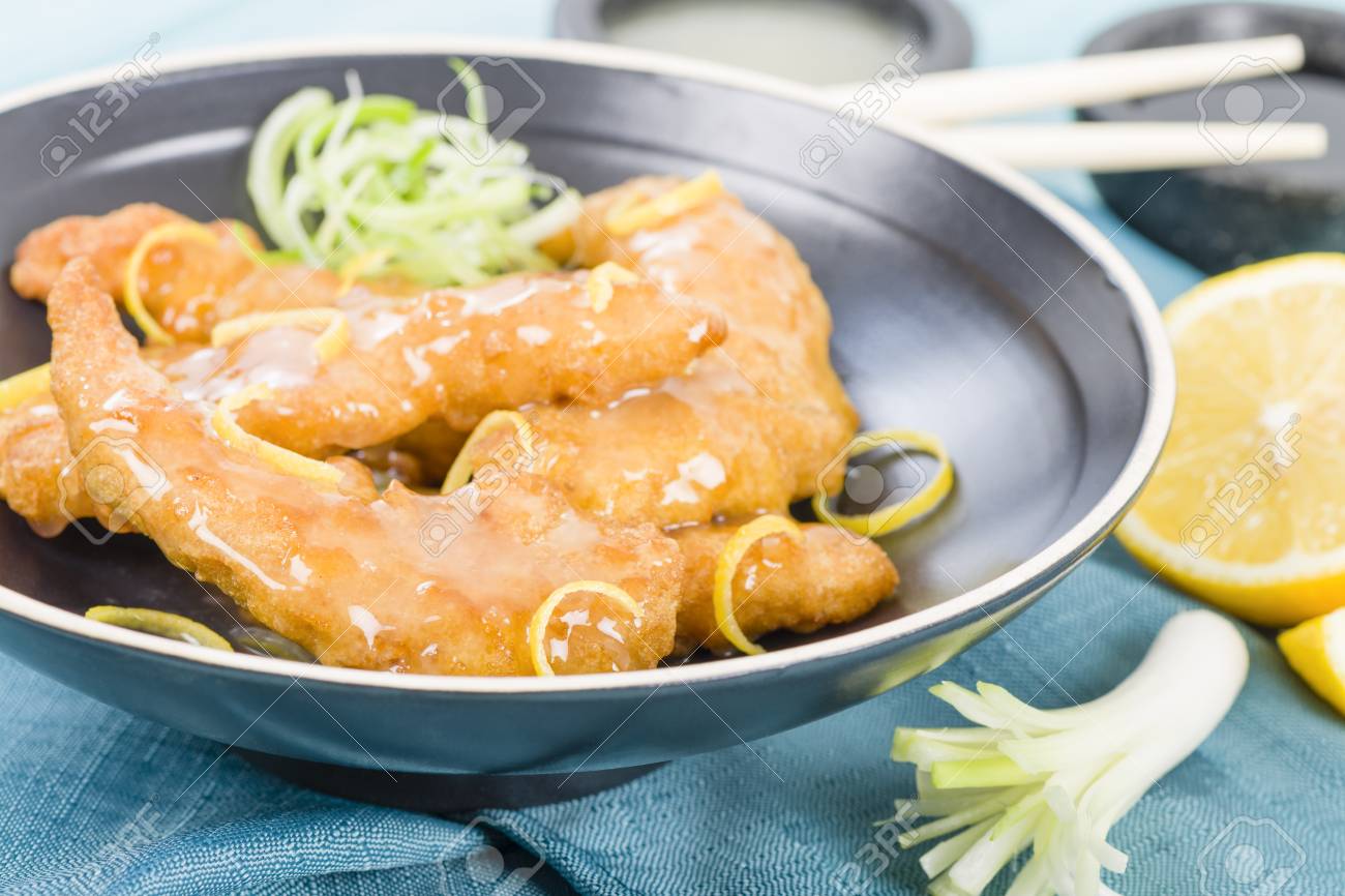 Poulet Au Citron Poulet Enrobe De Style Chinois Servi Avec Une