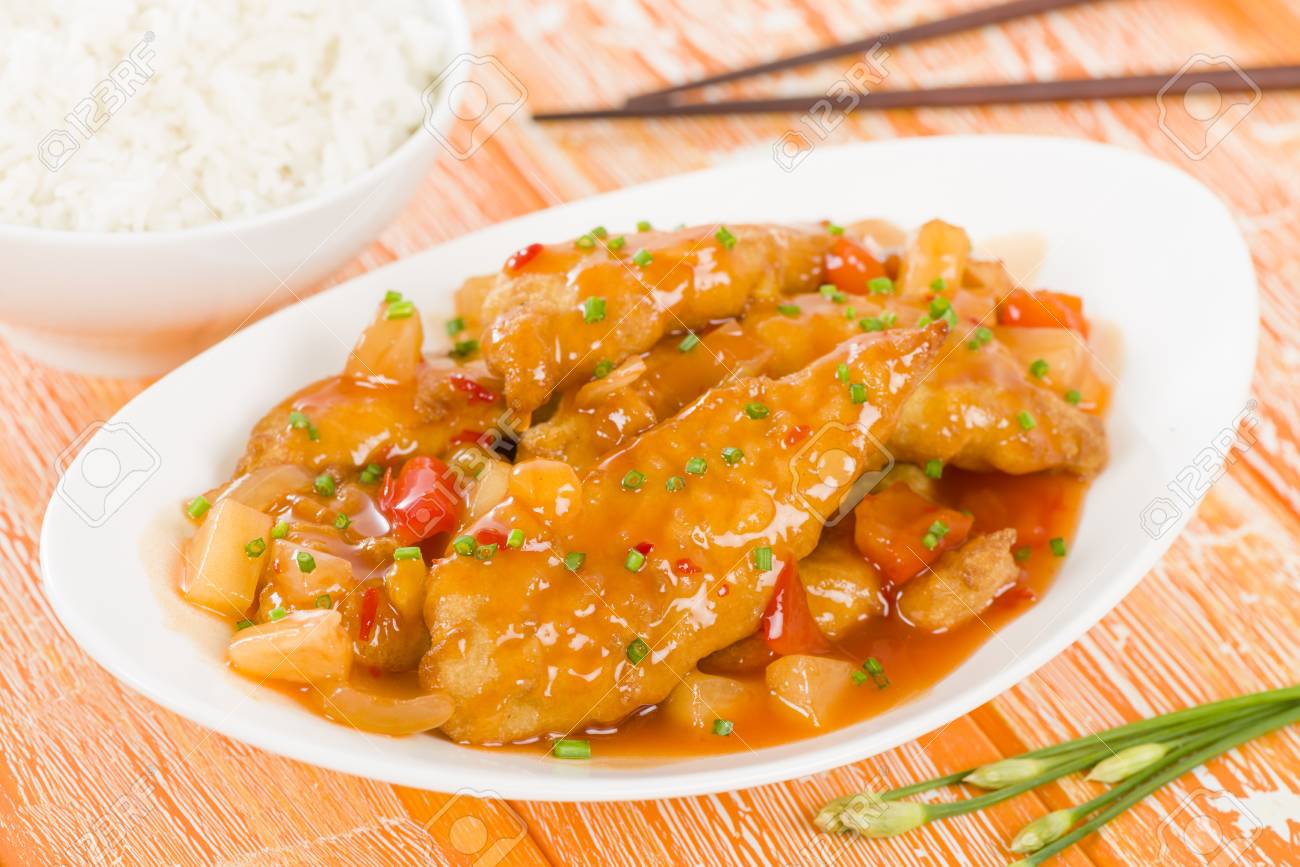 甘い酸っぱいチキン 中国風の甘いとボロボロの鶏の胸肉の切り身と甘酢あんかけご飯をお召し上がりいただけます の写真素材 画像素材 Image 49408333