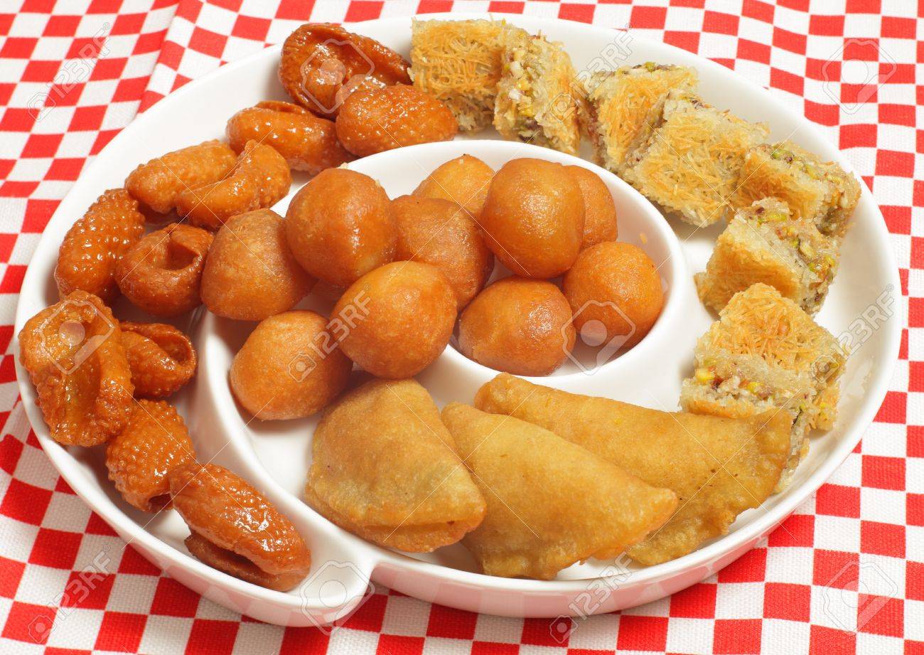 ラマダンの神聖なイスラム教徒の月で特に普及している伝統的な中東のお菓子のプレート の写真素材 画像素材 Image