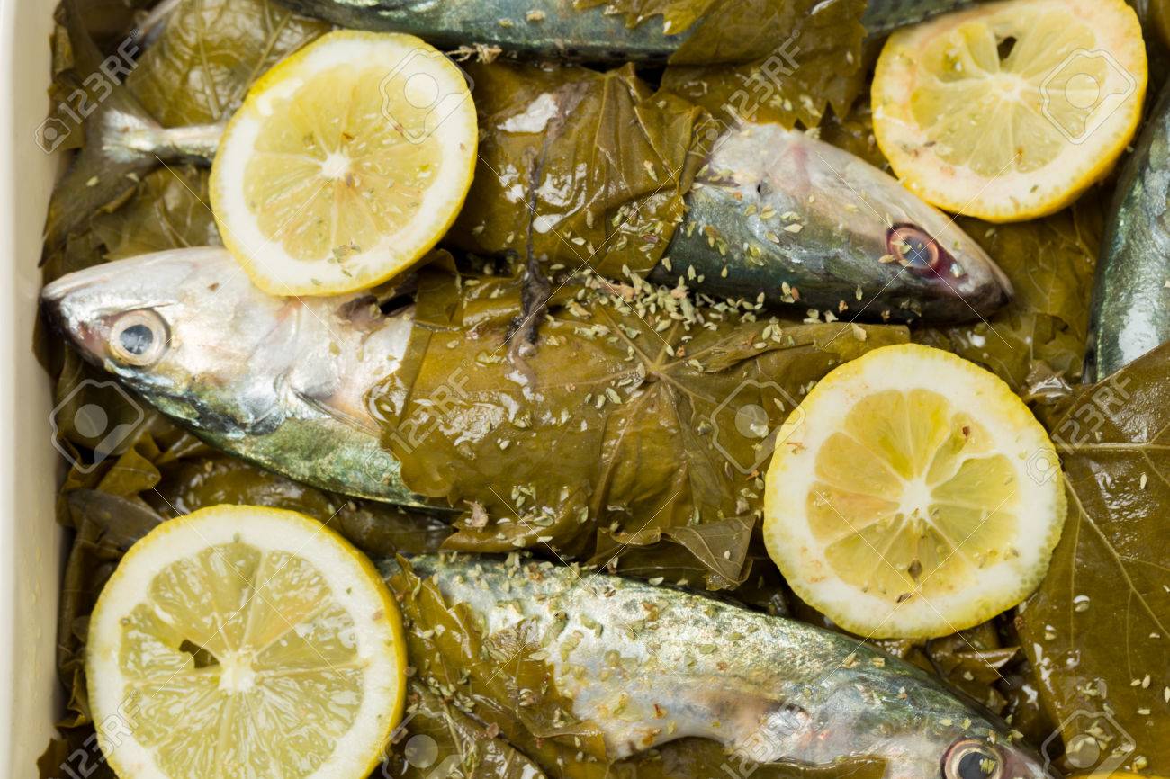 サバ小サバやイワシと伝統的なギリシャ料理つる葉 オリーブ オイル レモン オレガノで焼けることの準備ができて の写真素材 画像素材 Image