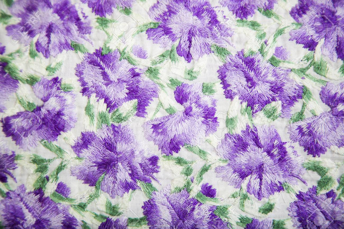リネン亜麻生地白地に紫と緑の色で明るいカラフルな抽象的な花柄のアプリケーション の写真素材 画像素材 Image
