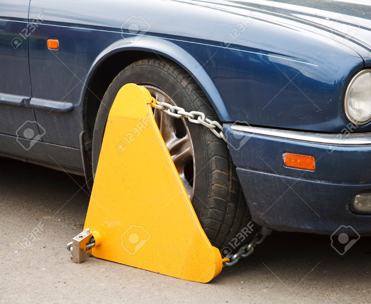 Sabot De Denver Fixé À La Roue D'une Voiture Banque D'Images et