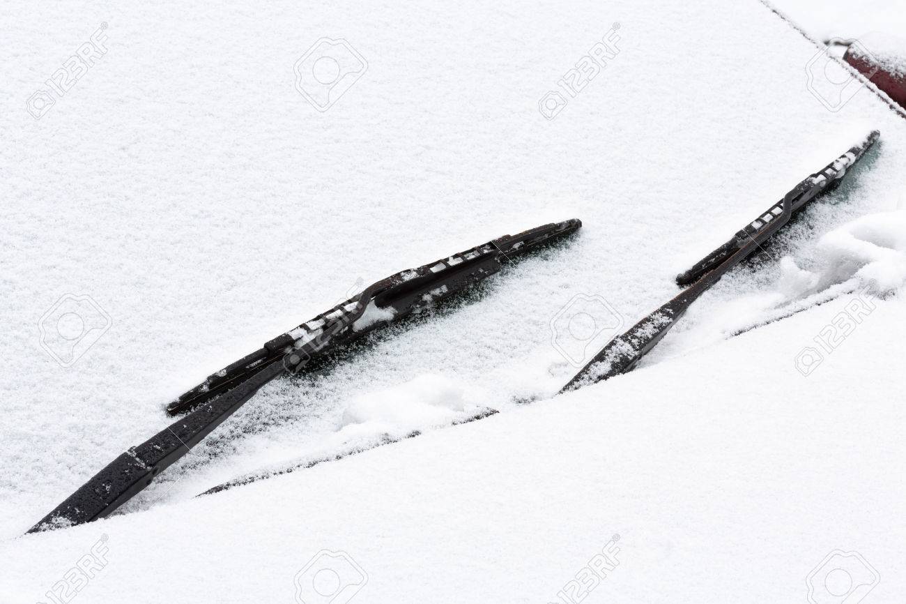 雪で覆われた車のフロント ガラスやワイパーのクローズ アップ の写真素材 画像素材 Image 雪で覆われた車のフロント ガラスやワイパーのクローズ アップ の写真素材 画像素材 Image