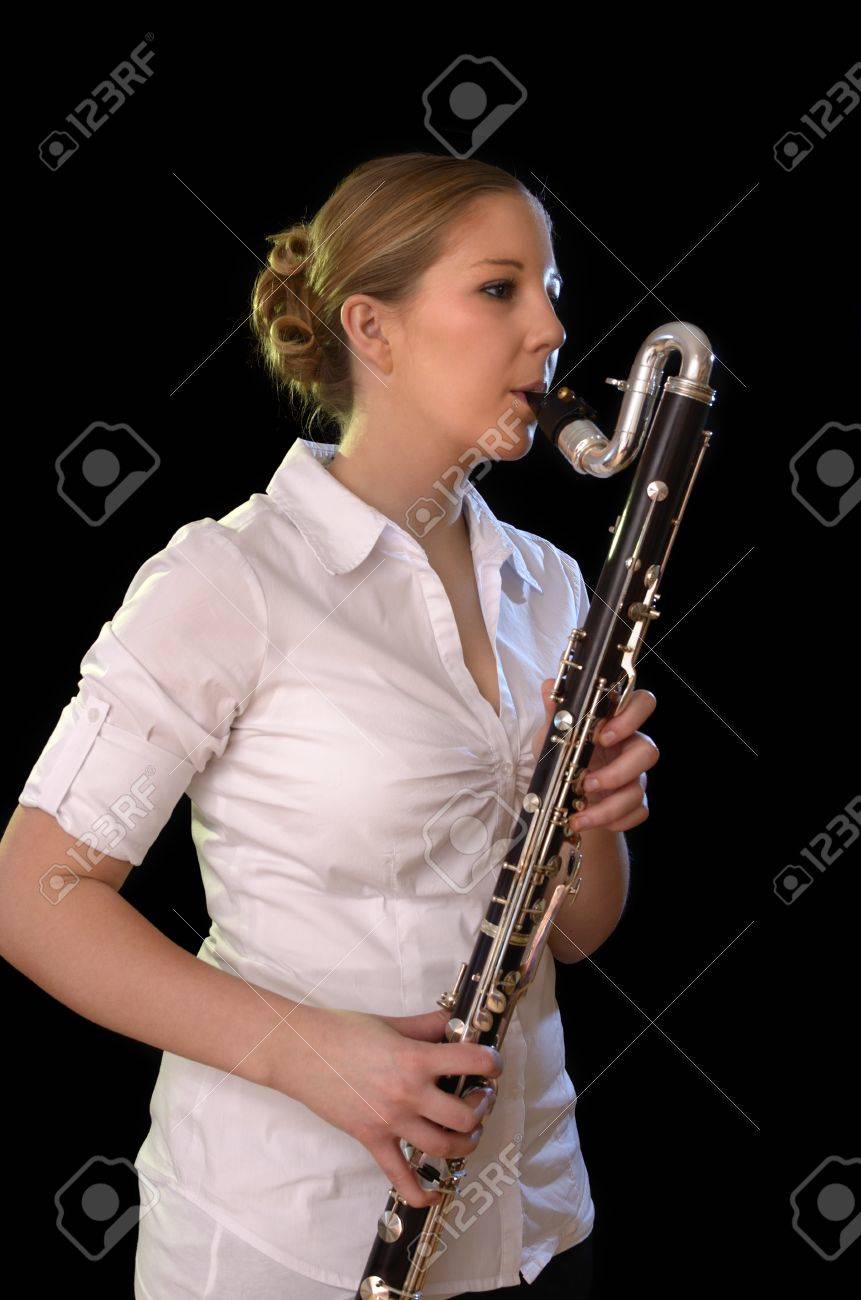 バスクラリネット スタジオ撮影を演奏はかなり若い女性 の写真素材 画像素材 Image