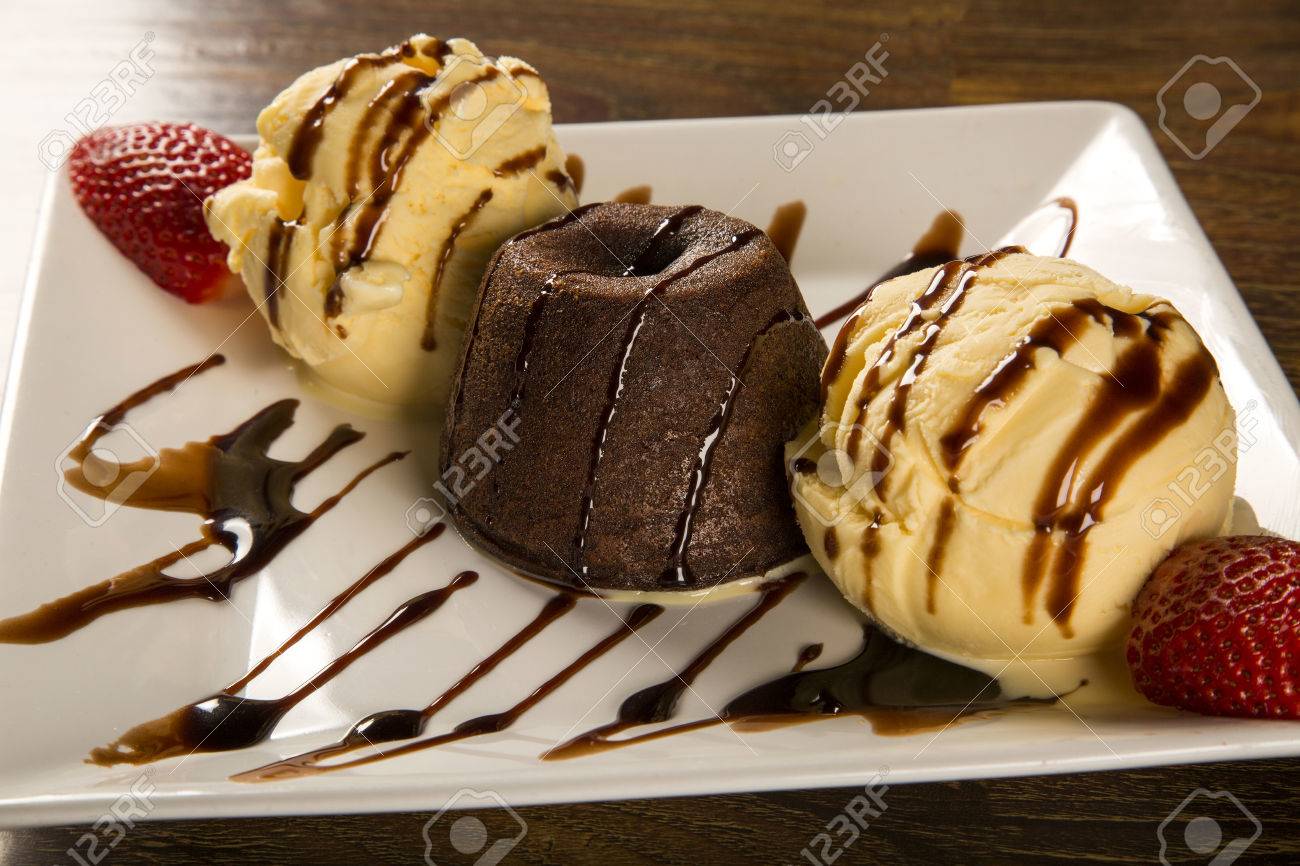 Petit Gateau Dessert Avec De La Creme Glacee Et De Fraises Sur Fond De Bois Banque D Images Et Photos Libres De Droits Image