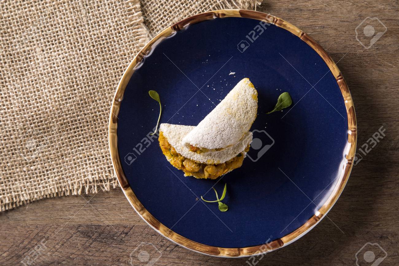 おいしいタピオカ キャッサバ粉とエビで作られたブラジルのスナック 青いプレートのマニオック の写真素材 画像素材 Image