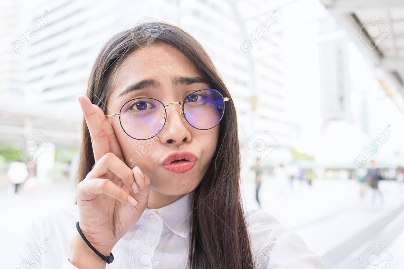 かなりビジネスの女性は 背景を構築 アジアのオタク系メガネ少女 Selfie 外彼女のスマート フォンでセルフ ポートレートを取る の写真素材 画像素材 Image かなりビジネスの女性は 背景を構築 アジアのオタク系メガネ少女 Selfie 外彼女のスマート フォンでセルフ ポートレートを取る の写真素材 画像素材 Image