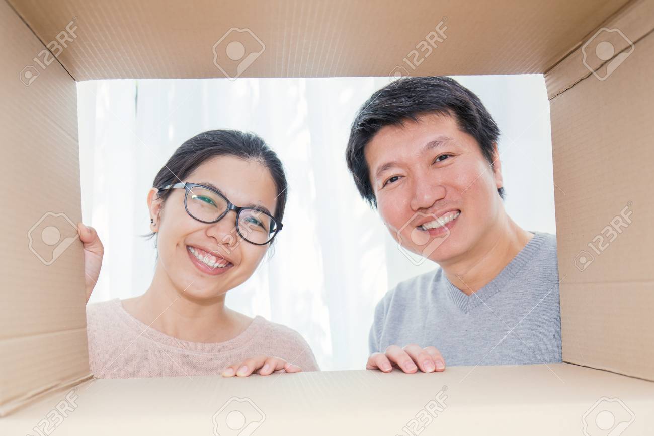 段ボール箱を覗き込むアジア人夫婦 アジア人男女が驚きの表情で段ボール箱を開ける の写真素材 画像素材 Image 段ボール箱を覗き込むアジア人夫婦 アジア人男女が驚きの表情で段ボール箱を開ける の写真素材 画像素材 Image