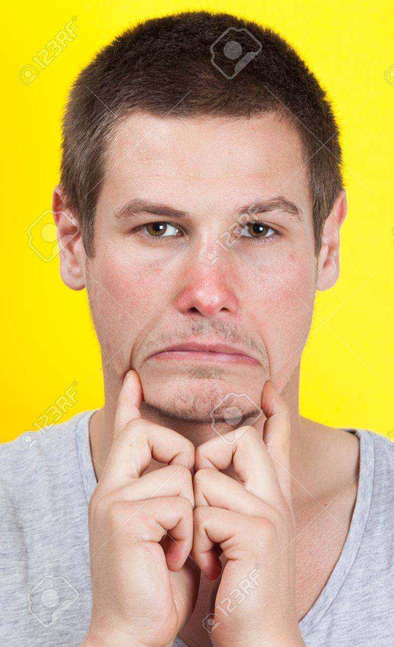 悲しい男の手で不幸な顔を作る の写真素材 画像素材 Image