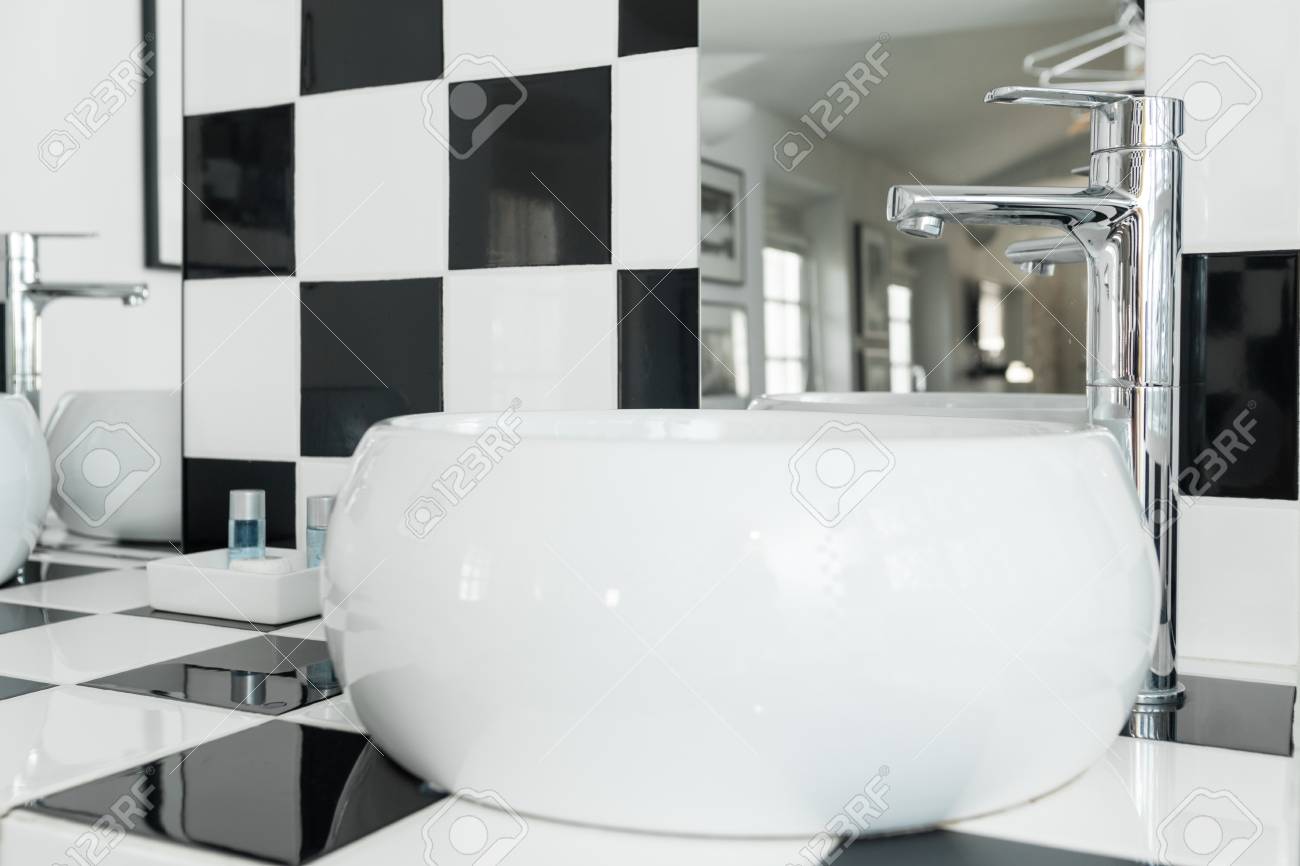 Lavabo Ovalada De Color Blanco En Un Cuarto De Baño Con Azulejos En ... Lavabo Ovalada De Color Blanco En Un Cuarto De Baño Con Azulejos En ...